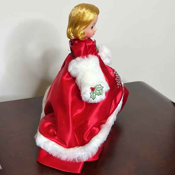 Madame Alexander’s 10” White Christmas Set #15380 - Picture 6 of 11